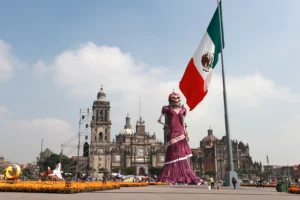The monumental Catrina of 33,411 meters was installed in front of the Metropolitan Cathedral, in the Zócalo of Mexico City. Photo: EFE.