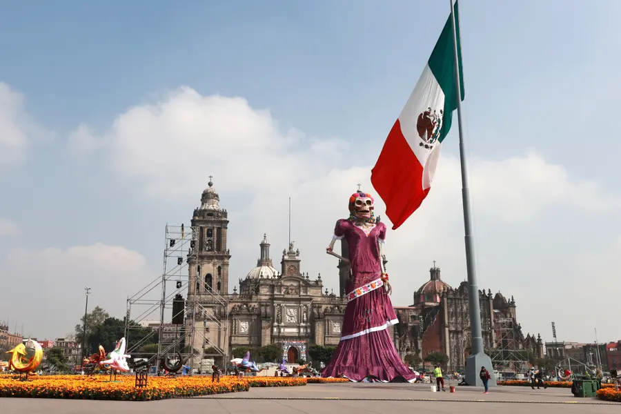 The monumental Catrina of 33,411 meters was installed in front of the Metropolitan Cathedral, in the Zócalo of Mexico City. Photo: EFE.
