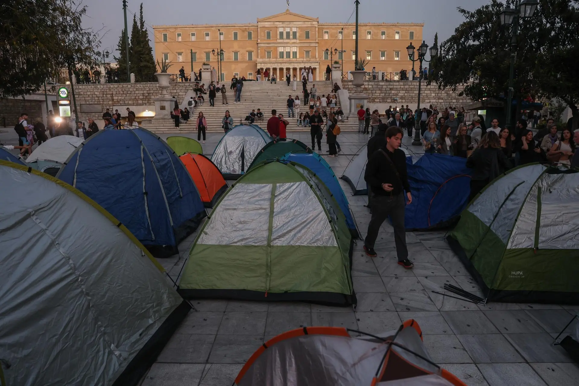 Greek students and teachers protest rising rents and demand affordable housing in Athens and Thessaloniki.
