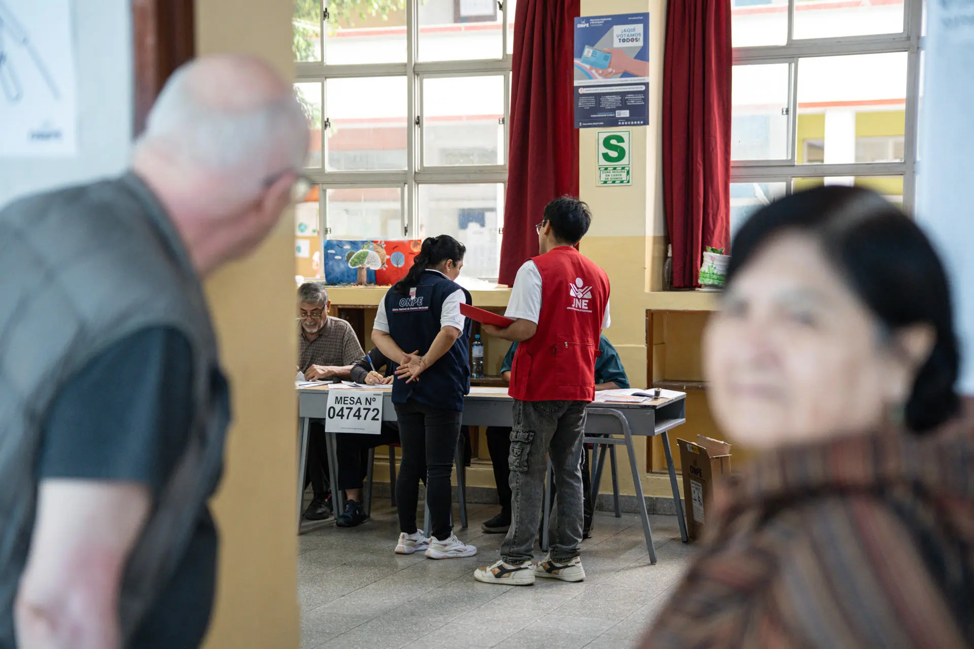Most of the more than 26.3 Peruvians called to the polls went to exercise their right for ten hours in more than 10,700 electoral precincts where now begins the stage of a slow polling. Photo: EFE.
