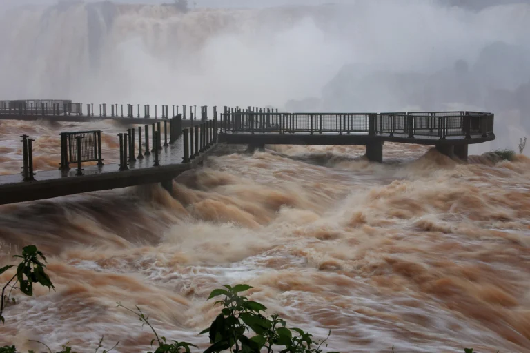 Paraná River floods inundate neighborhoods in Ciudad del Este, Paraguay, and Paso de la Patria, Argentina, forcing families to evacuate.