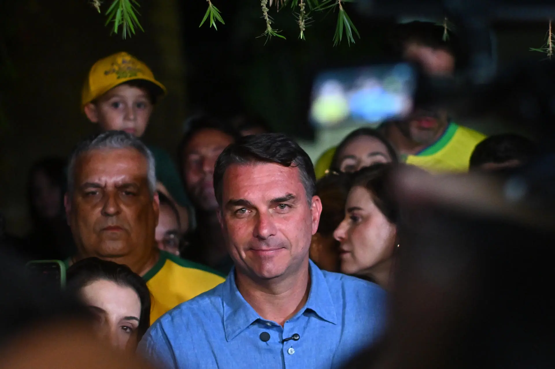 Senator Flávio Bolsonaro made statements after hearing the official results of the election held this Sunday, where he won in the first round. Photo: EFE.