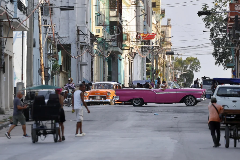 The measures cover sectors such as agriculture, industry, services, trade, tourism, foreign investment, cooperatives, and self-employment. Photo: EFE.