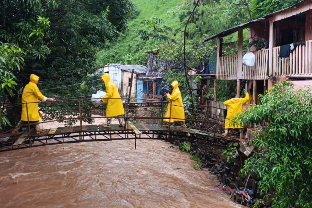 Inhabitants of the coastal neighborhoods in the department of Alto Parana face the rising waters after the continuous rains. Photo: EFE.