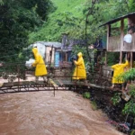 Inhabitants of the coastal neighborhoods in the department of Alto Parana face the rising waters after the continuous rains. Photo: EFE.