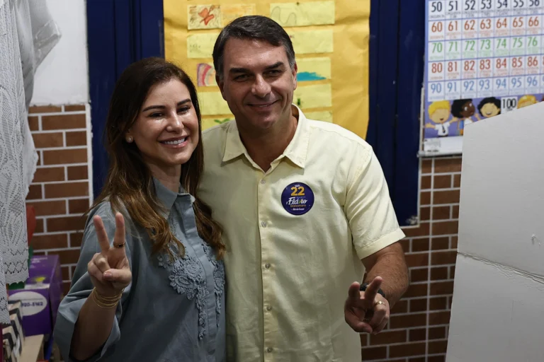Regional media report that the former far-right candidate, Flávio Bolsonaro, left Brazil for United States after a stopover in Argentina. For the moment, his exact whereabouts are unknown, while his campaign team remains absolutely silent without confirming or disproving reports of his alleged escape. Photo: EFE.