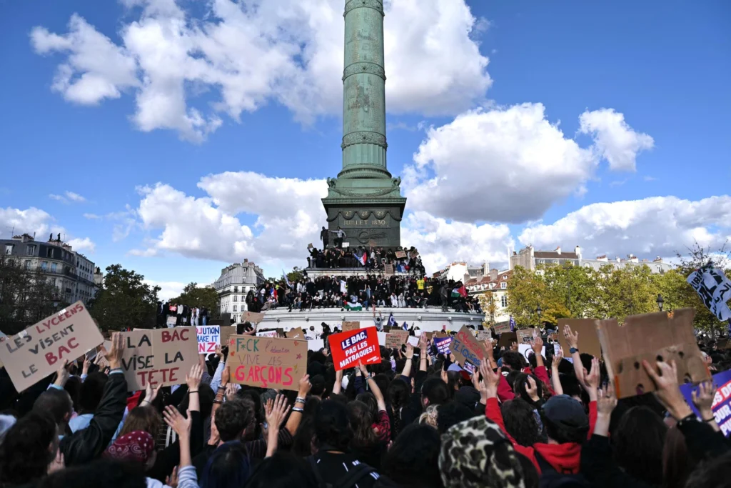 The measure was considered insufficient by the student sector in another day of mobilizations in several cities of France, including the historic Place de la Bastille in Paris. Photo: EFE.