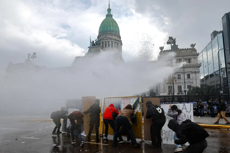 Federal forces repressed the mobilization calling for the application of the University Funding Act. According to witnesses, there were possible infiltrators among the protesters. Photo: EFE.