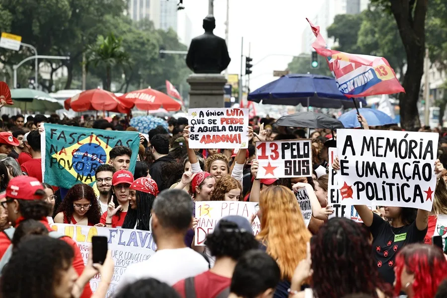 Students hold signs during a demonstration in Rio de Janeiro. Photo: EFE.