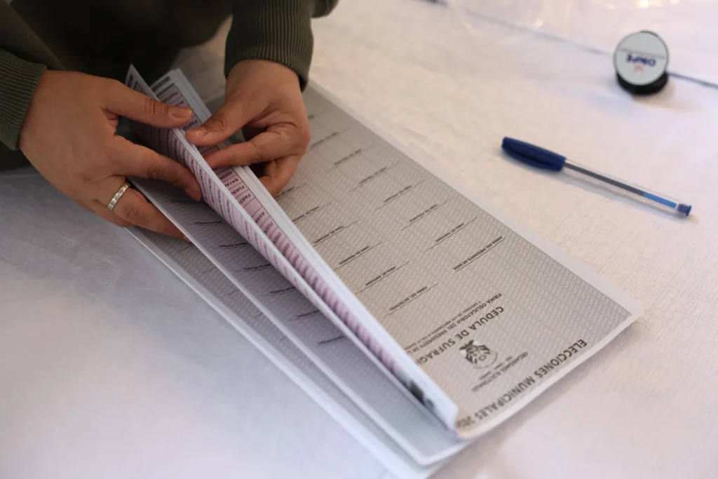 A person counts ballots this Sunday during the regional and municipal elections in Lima (Peru). Photo: EFE.