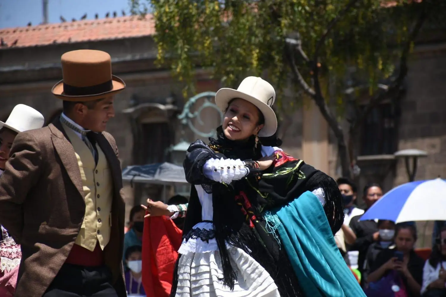 Bolivians Pay Tribute to the Cueca Dance