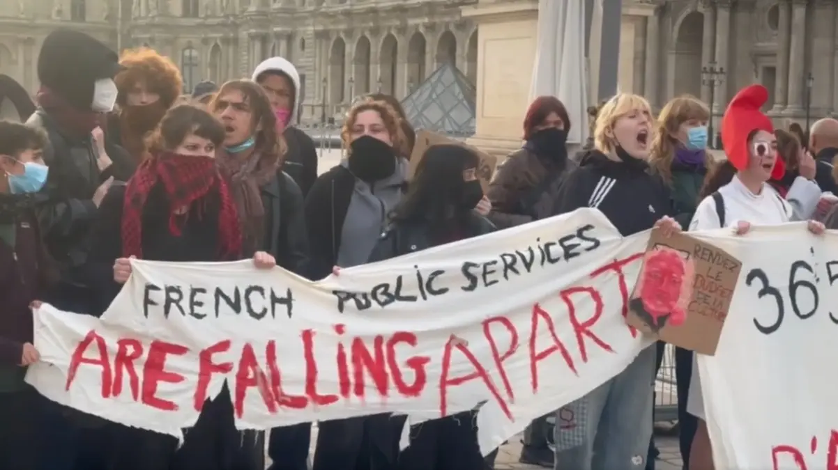 Louvre Students Block Museum Entrance in Solidarity with Massive Protests