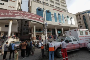 The authorities maintained that in the centers there are only patients fighting for their lives and health personnel working under extreme conditions and a severe shortage. Photo: EFE.