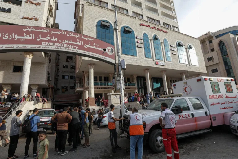 The authorities maintained that in the centers there are only patients fighting for their lives and health personnel working under extreme conditions and a severe shortage. Photo: EFE.