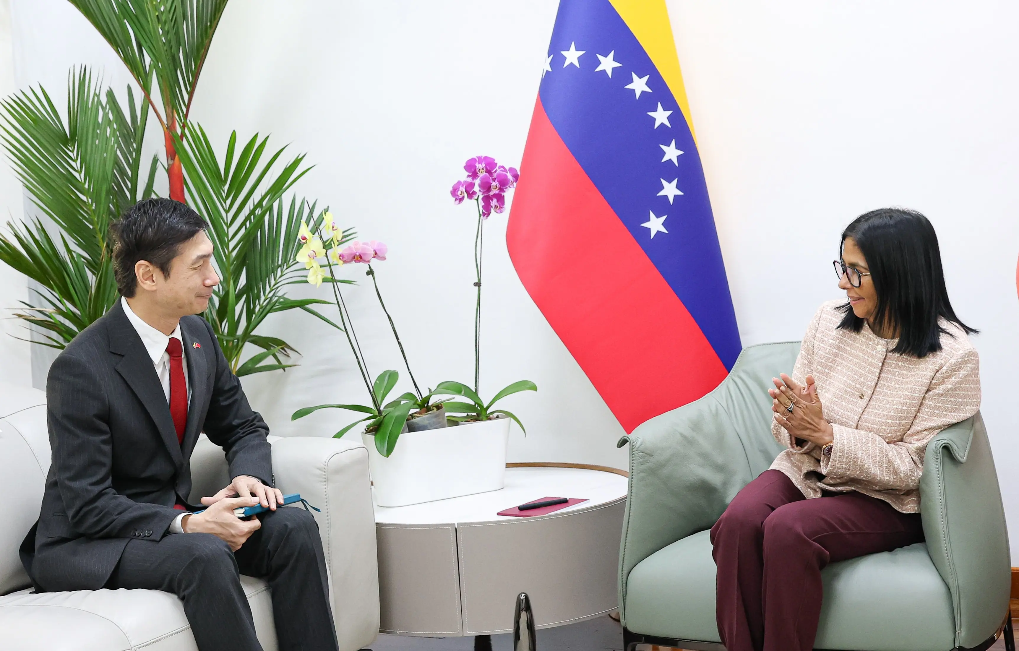 During the diplomatic meeting in Caracas, the Commissioner and Ambassador Lan Hu commemorated the seventy-seventh anniversary of the proclamation of the Asian nation and extended their greetings by the traditional Moon Festival. Photo: Venezuelan Presidential Press.