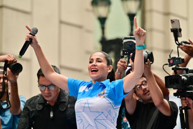 (FILE) The ex-presidential candidate appreciated the support of communities throughout the national territory and ratified the determination of the people to overcome the censorship of Noboa's government. Photo: AFP.