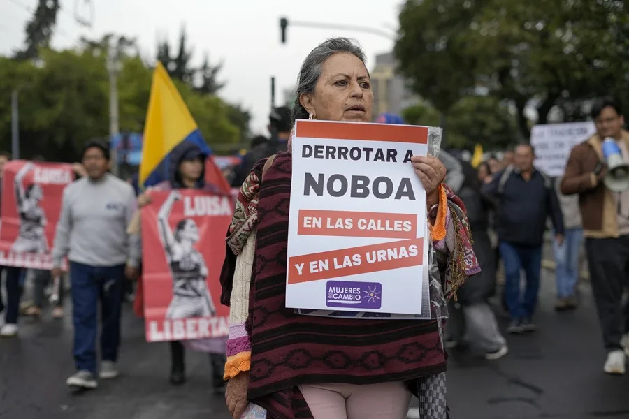 Protesters march against Daniel Noboa in Quito, Ecuador, demanding Luisa González's release ahead of November 2026 local elections.