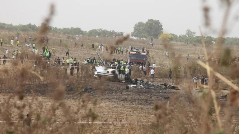 Authorities confirmed there were no survivors among the 32 people aboard the aircraft, a toll that includes 25 passengers and seven crew members. Photo: EP.