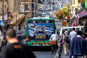 A Likud Party billboard featuring Israeli Prime Minister Benjamin Netanyahu with U.S. President Donald Trump in Tel Aviv. Israel will hold its national legislative election to choose the 120 members of the 26th Knesset on October, 27. Photo: EFE.