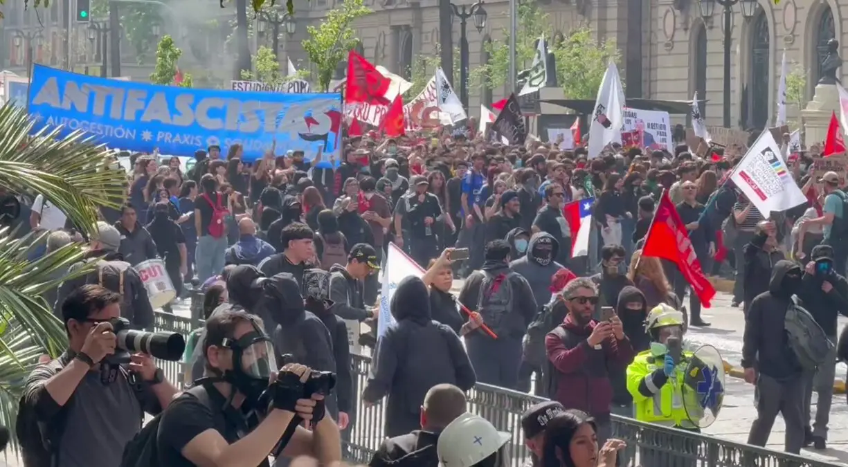 Chilean Police Crack Down on Student March Against Budget Cuts