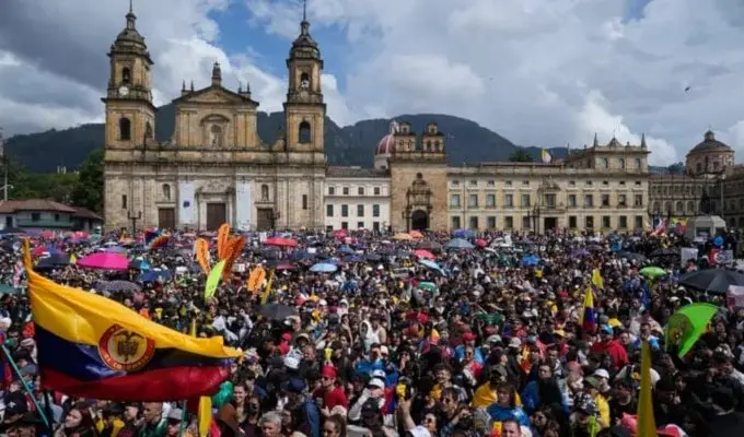 Colombian protesters and police during nationwide demonstrations against President Abelardo de la Espriella in Bogotá and Medellín.