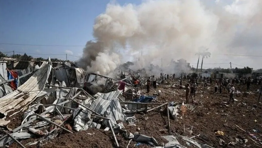 A camp for displaced people in the Gaza Strip was reduced to ashes after an Israeli drone attack. Photo: AA.