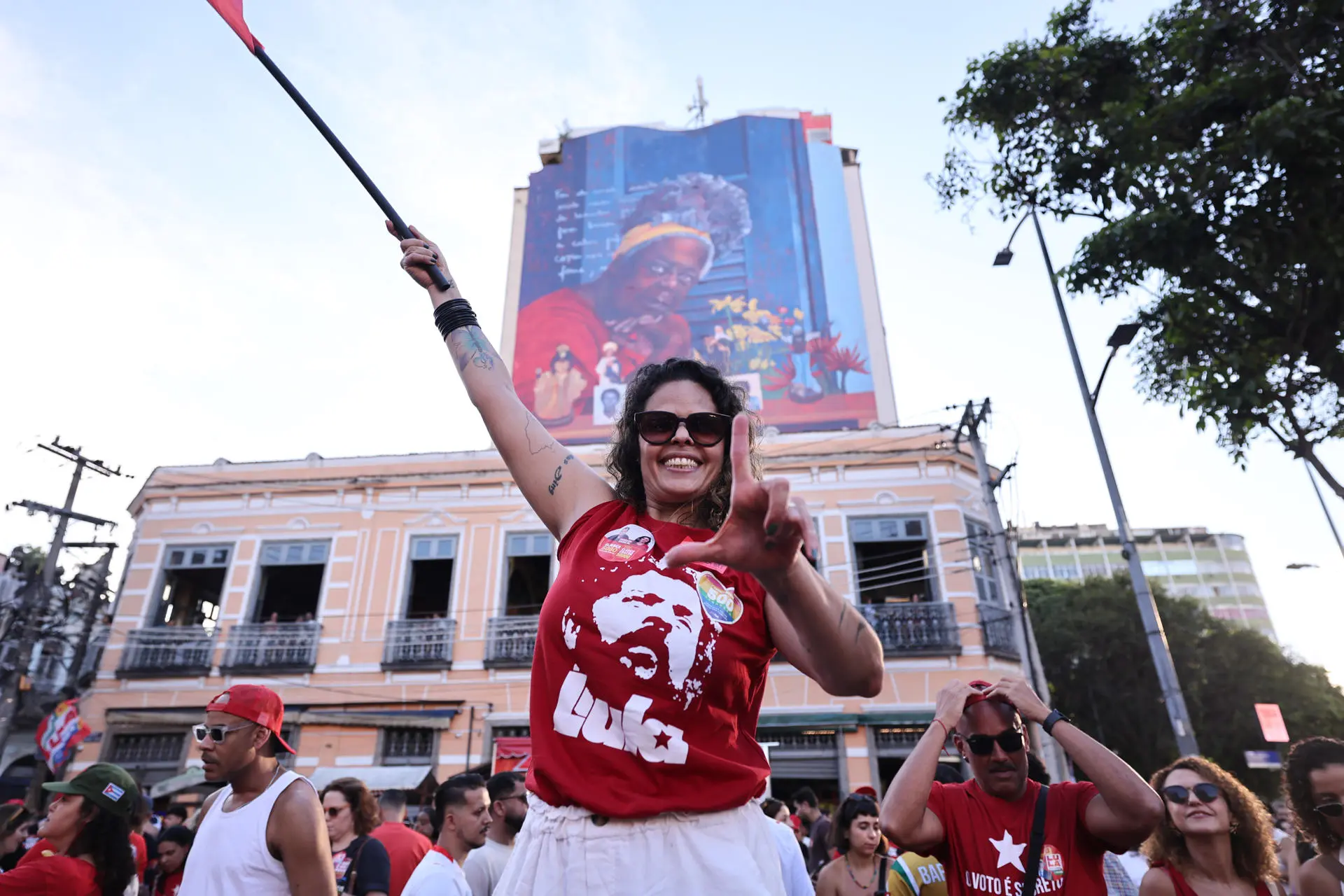 The result gives the runoff a clear starting point: a first-round lead for Bolsonaro that is small enough to be reversed, and a campaign that Lula says begins "tomorrow." Photo: EFE.