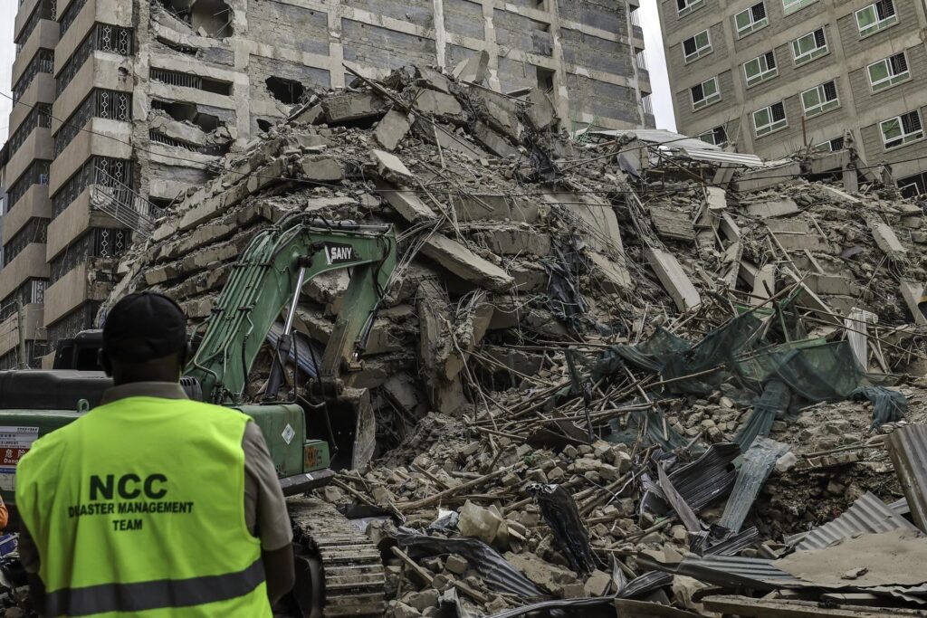 Relief agencies maintain the deployment of heavy machinery and specialized personnel to remove debris and investigate possible faults in the work. Photo: EFE.