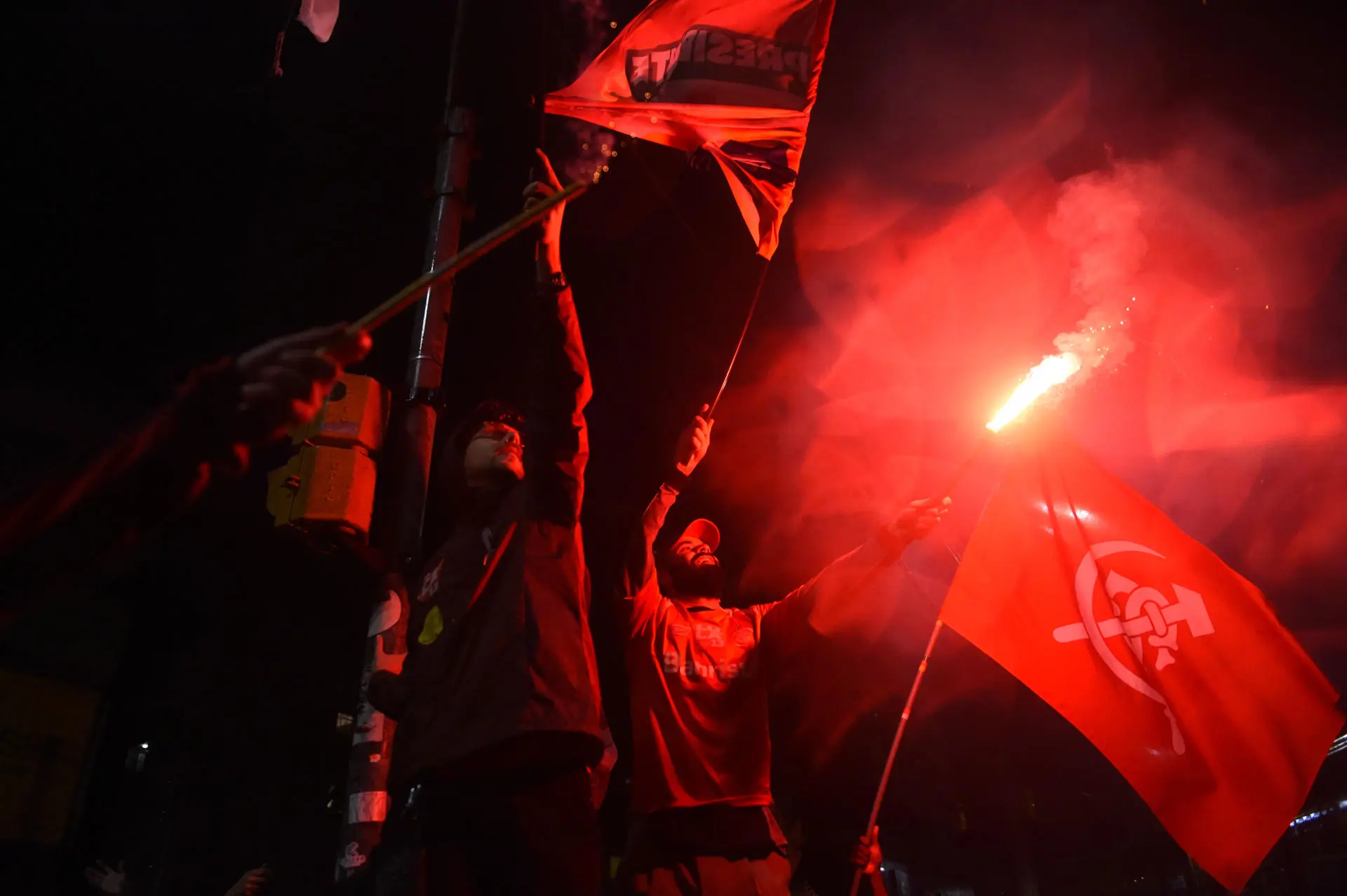 Supporters of the President of Brazil celebrate this Sunday after Lula won the second round of elections with 51.79% of the vote, compared to 48.21% for the far-right senator Flávio Bolsonaro, in a comeback unprecedented in the democratic history of the country. Photo: EFE.