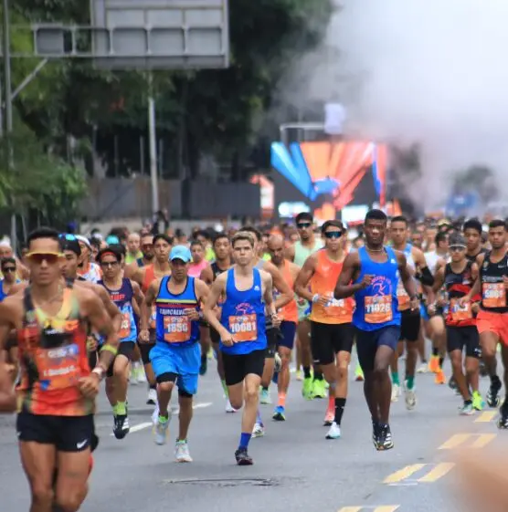 Caracas Rock 2026 runners on Prados del Este highway
