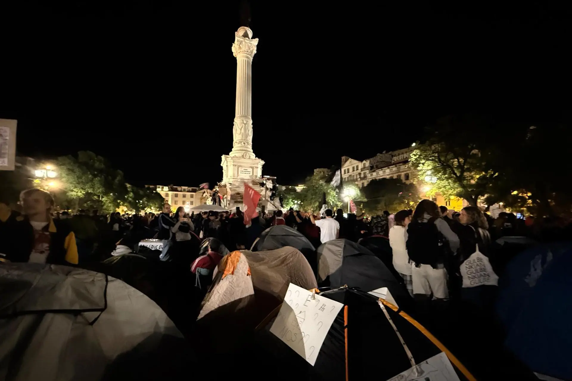 Lisbon’s Camped in Rossio Square Spokperson Asks for a Ceiling on Rents