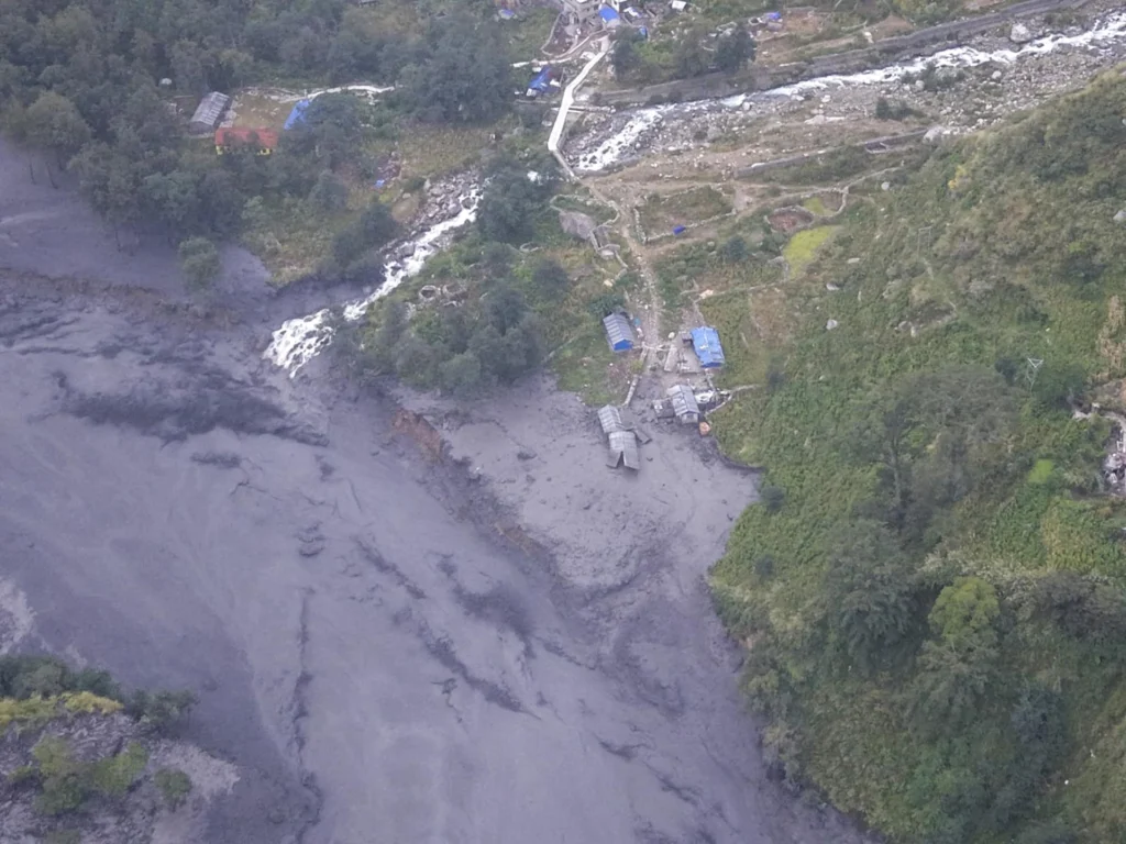 The floods, known as the "Himalayan tsunami," left severe destruction in essential infrastructure, hydroelectric projects, croplands, fishing ponds, food reserves, and agricultural infrastructure across the country. Photo: EFE.