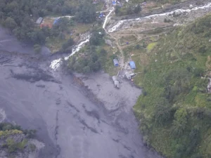 The floods, known as the "Himalayan tsunami," left severe destruction in essential infrastructure, hydroelectric projects, croplands, fishing ponds, food reserves, and agricultural infrastructure across the country. Photo: EFE.