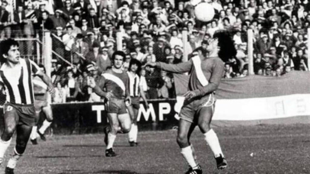 (FILE) "From Comunicaciones Stadium, where we trained, I ran to tell my parents that the next day it was my debut. I told Tota (his mother) and two seconds later in Fiorito everyone already knew", remembered Diego Maradona about that day. Photo: El Grafico.