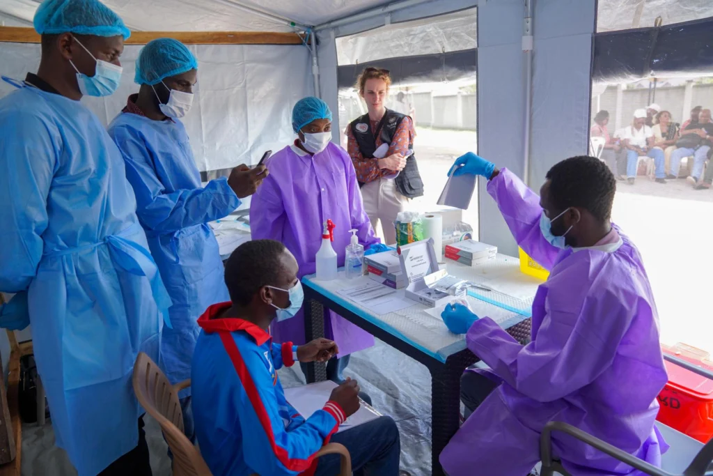 The Ebola outbreak, caused by the Bundibugyo strain, is spreading to eight provinces as the W.H.O. tests two experimental vaccines. Photo: EFE.