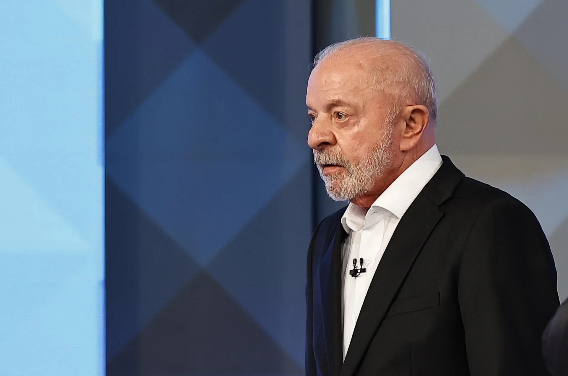 Lula da Silva and Flávio Bolsonaro debate education policy, full-day schools and student aid in Brazil.