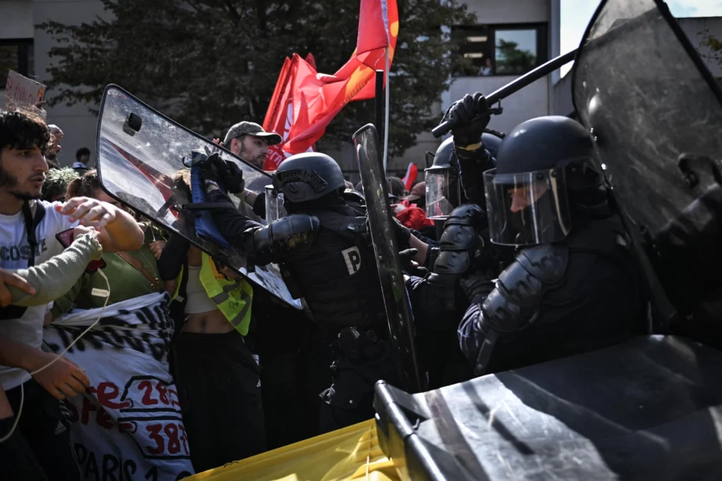 Police suppress a protest by high school students against the educational conditions in Saint-Denis, north of Paris. Photo: EFE.