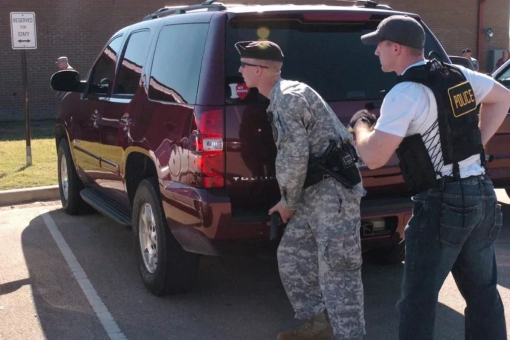 File image of an officer and a soldier during the 2009 Fort Hood shooting. Photo: EFE.