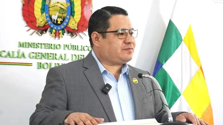 Bolivia Attorney General Roger Mariaca and Santa Cruz prosecutor Alberto Zeballos at Viru Viru International Airport