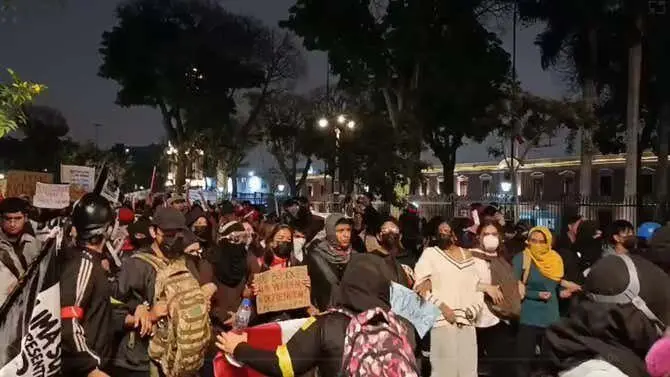 Peru protests in Lima bring Generation Z demonstrators together against extortion, wildfires and the Fujimori government.