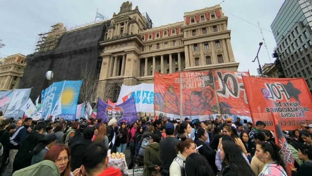The country's top union leaders charged that the court has given the government carte blanche to dispose of the country's national assets through decree. Photo: El Ciudadano.