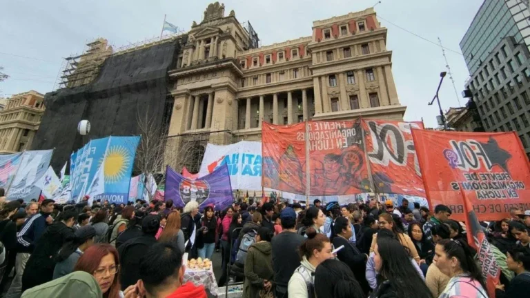 The country's top union leaders charged that the court has given the government carte blanche to dispose of the country's national assets through decree. Photo: El Ciudadano.