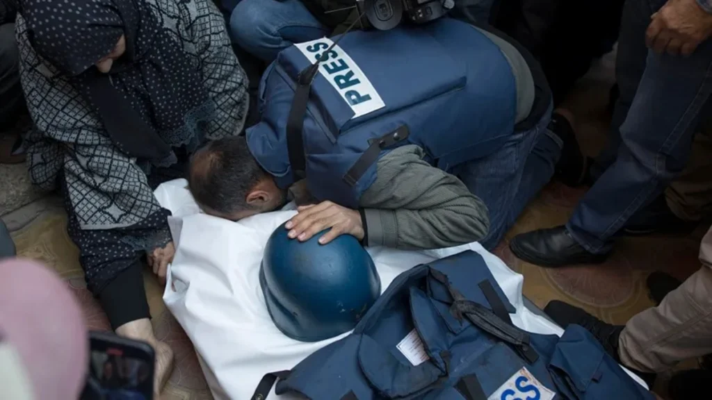 The Gaza Government’s Media Office denounced these assaults as part of a deliberate policy by the occupying forces to silence the Palestinian voice and hide the truth on the Palestinian enclave. Photo: EFE.
